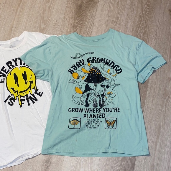 Size Large Graphic Tee Bundle - Picture 6 of 12